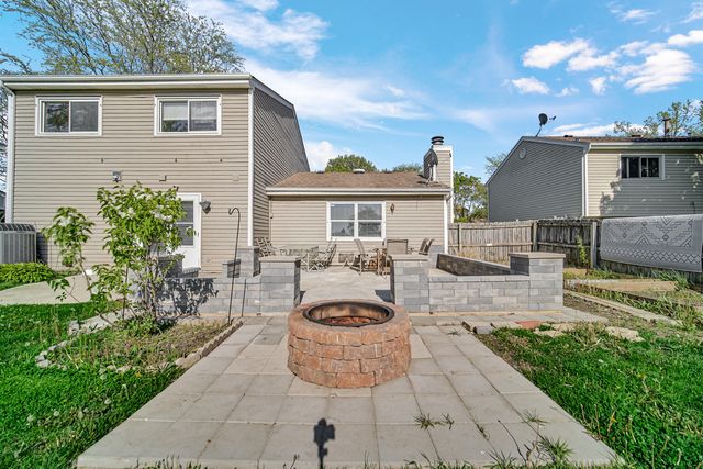 706 Shining Water Drive, Carol Stream, IL 60188
