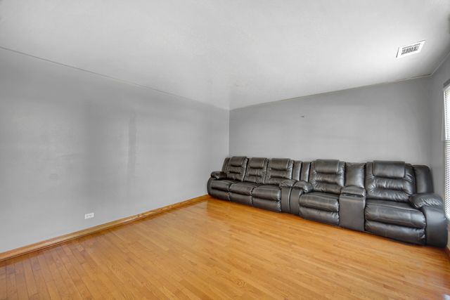 706 Shining Water Drive, Carol Stream, IL 60188