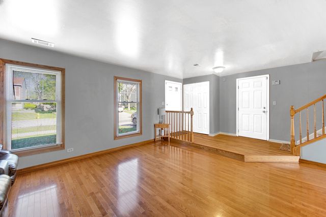 706 Shining Water Drive, Carol Stream, IL 60188