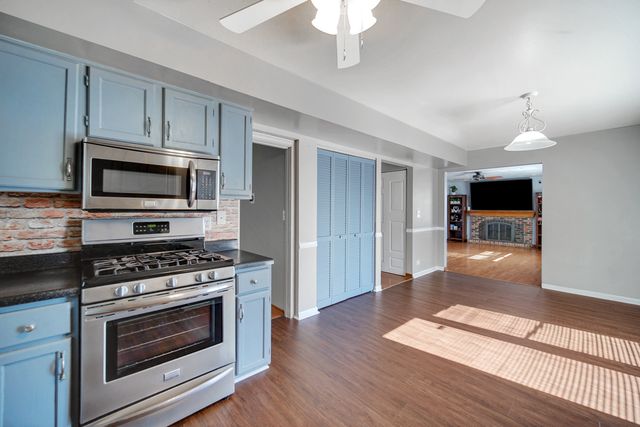 706 Shining Water Drive, Carol Stream, IL 60188