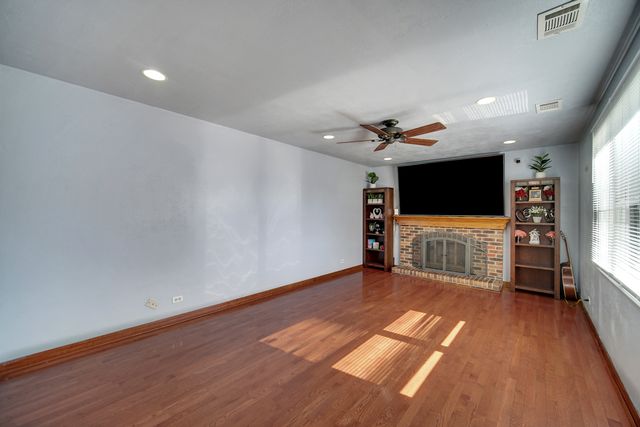 706 Shining Water Drive, Carol Stream, IL 60188