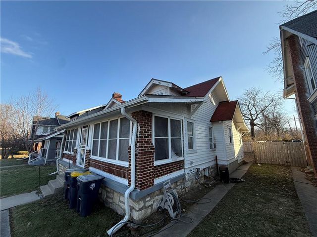 2215 E Meyer Boulevard, Kansas City, MO 64132