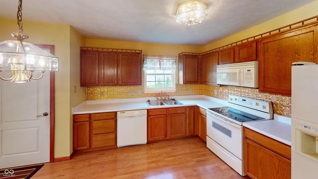 1096 Bumblebee Way, Greenfield, IN 46140