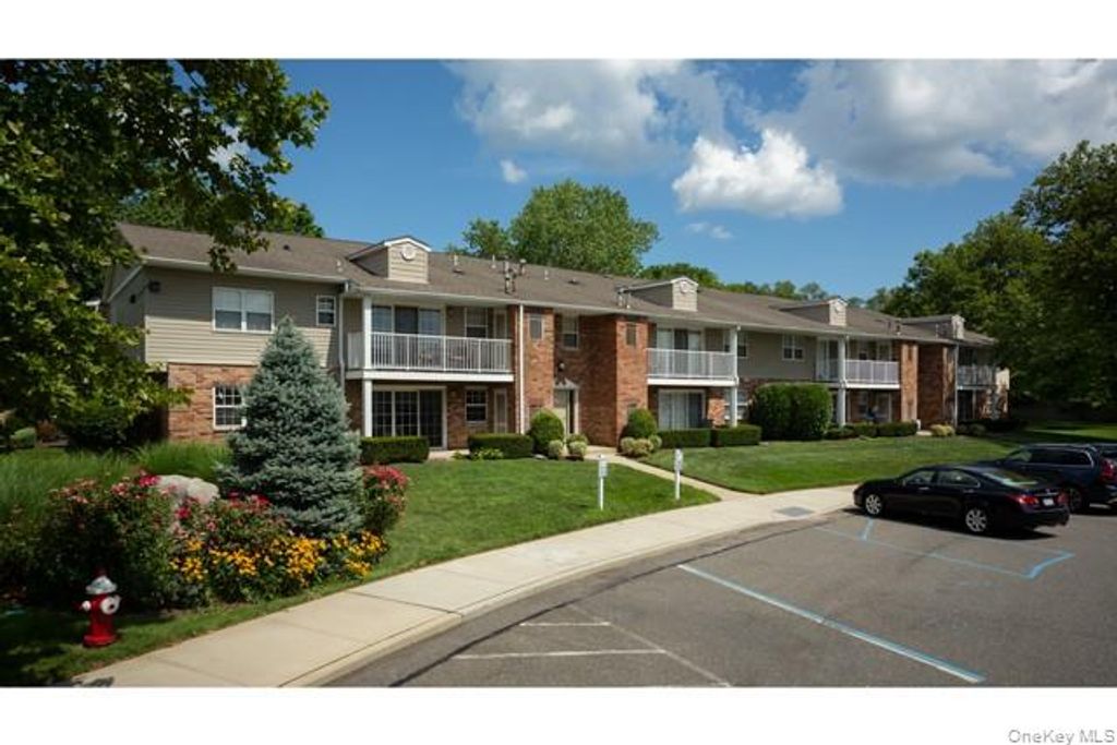 85 Westwood Drive 110, Westbury, NY 11590