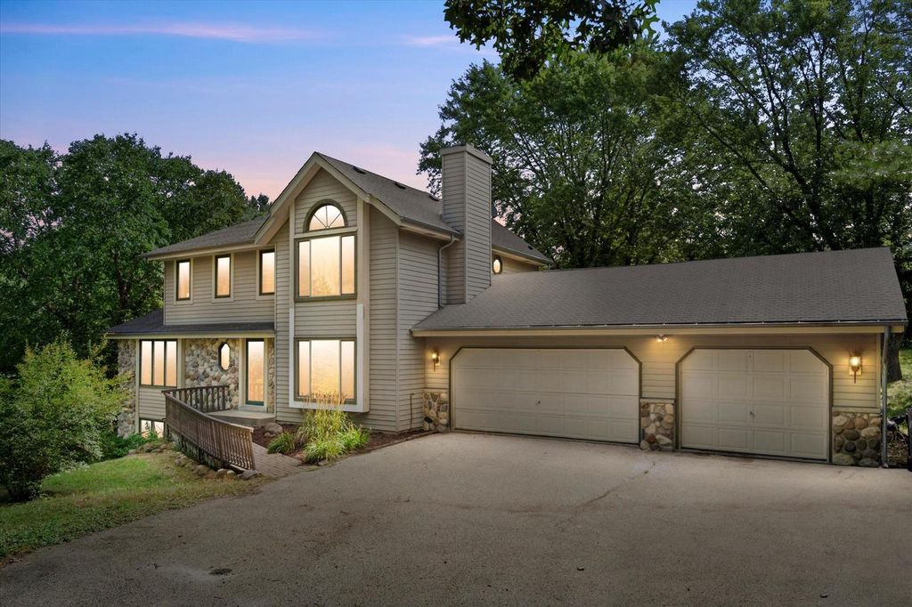 464 Caernarvon ROAD, Wales, WI 53183