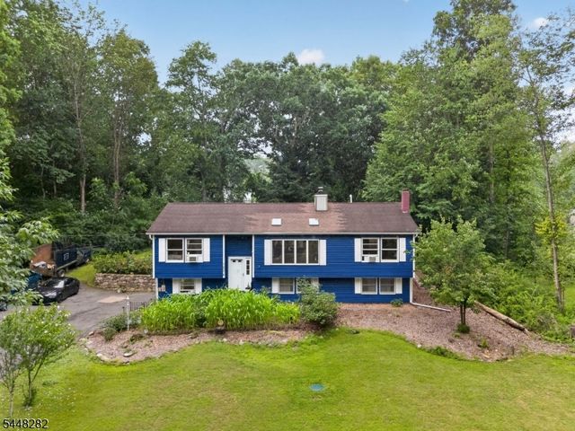 102 Meadow Rd, Hampton Twp., NJ 07860