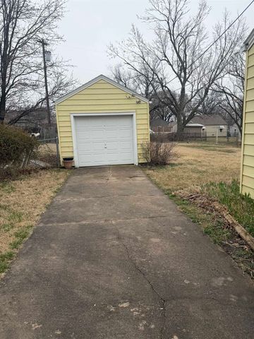 1409 W Cave Springs Ave, El Dorado, KS 67042