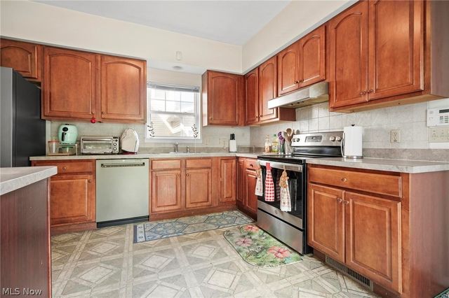 4982 Penny Lane, North Olmsted, OH 44070