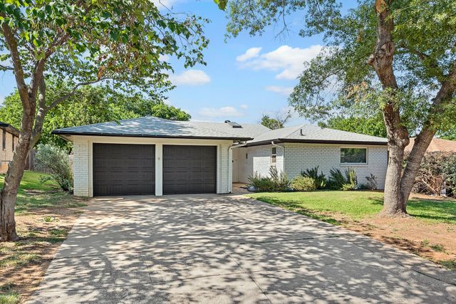 652 Oak Drive, Hurst, TX 76053