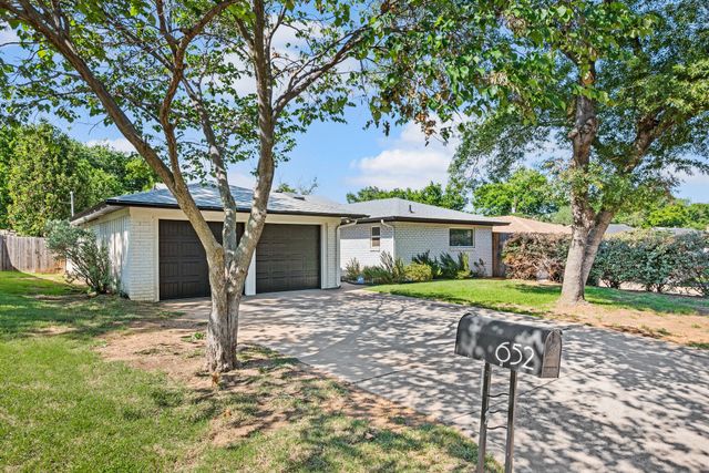 652 Oak Drive, Hurst, TX 76053