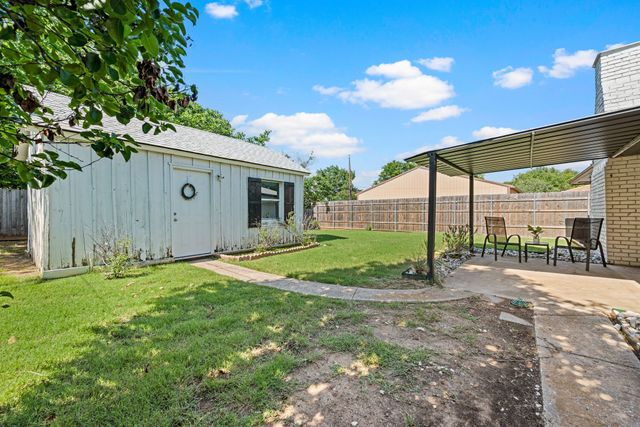 652 Oak Drive, Hurst, TX 76053