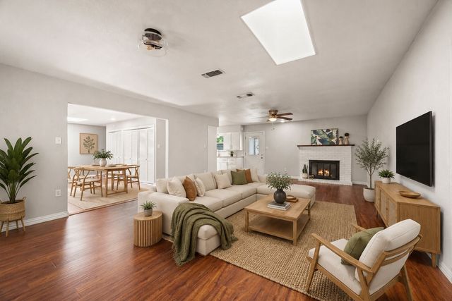 652 Oak Drive, Hurst, TX 76053