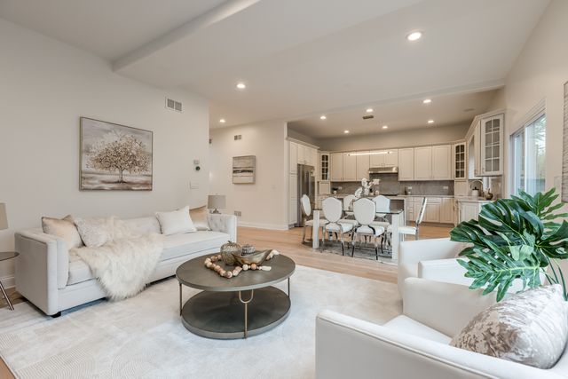 6723 N HARDING Avenue, Lincolnwood, IL 60712
