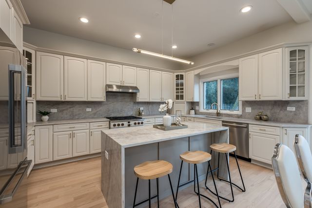 6723 N HARDING Avenue, Lincolnwood, IL 60712