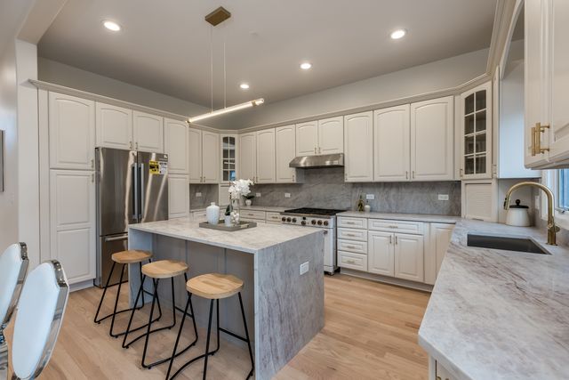 6723 N HARDING Avenue, Lincolnwood, IL 60712