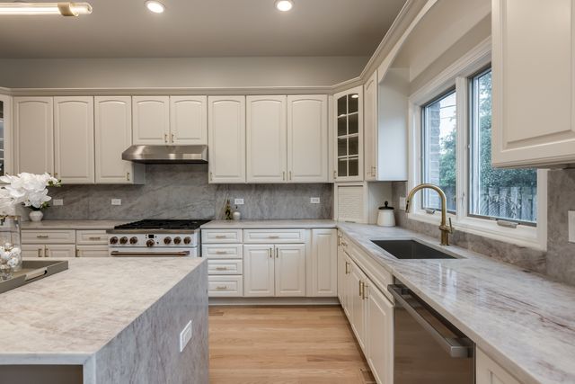 6723 N HARDING Avenue, Lincolnwood, IL 60712