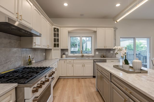 6723 N HARDING Avenue, Lincolnwood, IL 60712