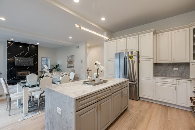 6723 N HARDING Avenue, Lincolnwood, IL 60712
