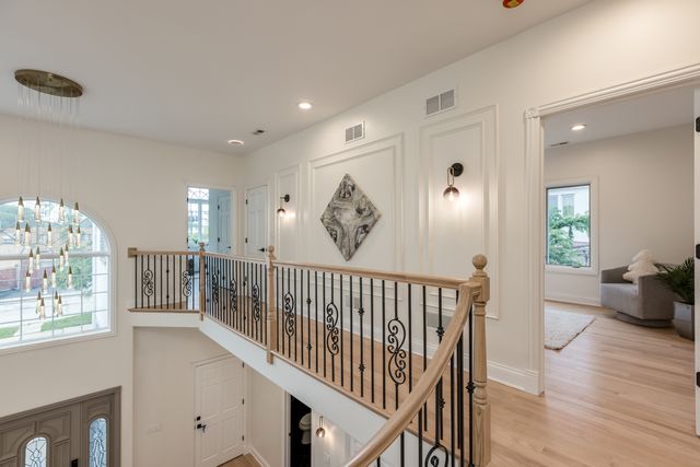 6723 N HARDING Avenue, Lincolnwood, IL 60712