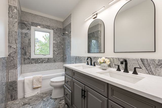 6723 N HARDING Avenue, Lincolnwood, IL 60712