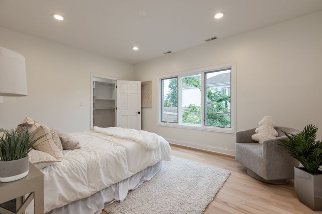 6723 N HARDING Avenue, Lincolnwood, IL 60712
