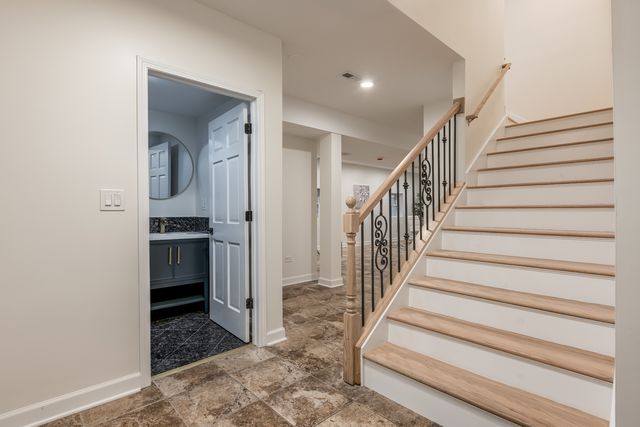 6723 N HARDING Avenue, Lincolnwood, IL 60712