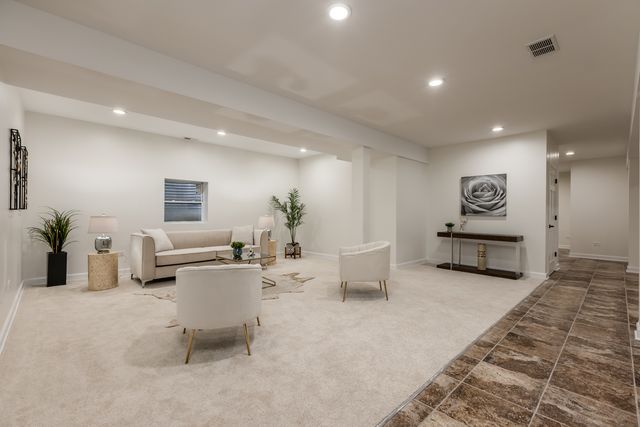 6723 N HARDING Avenue, Lincolnwood, IL 60712