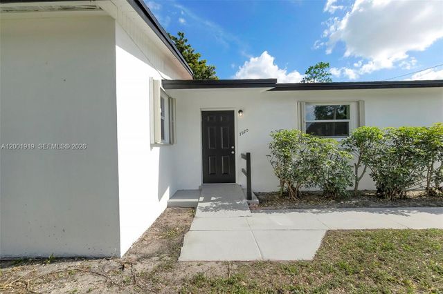 7970 NW 176th St, Hialeah, FL 33015