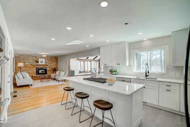 86 Old Wildwood Road, Mahtomedi, MN 55115