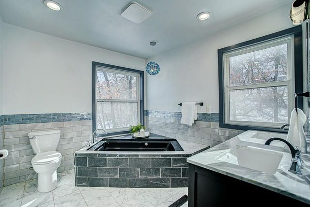 86 Old Wildwood Road, Mahtomedi, MN 55115