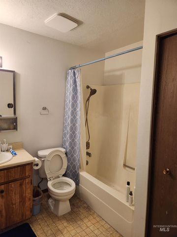 154 Avenida Del Rio W, Twin Falls, ID 83301