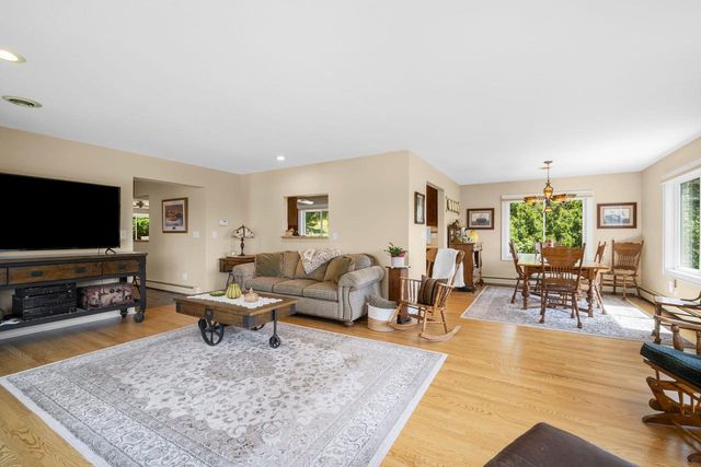 818 Badger LANE E, West Bend, WI 53095