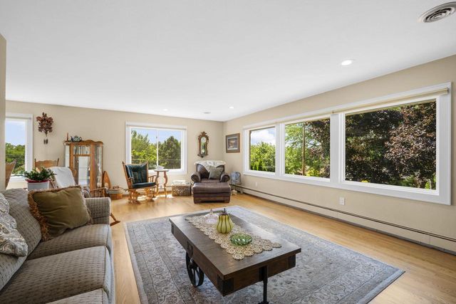 818 Badger LANE E, West Bend, WI 53095