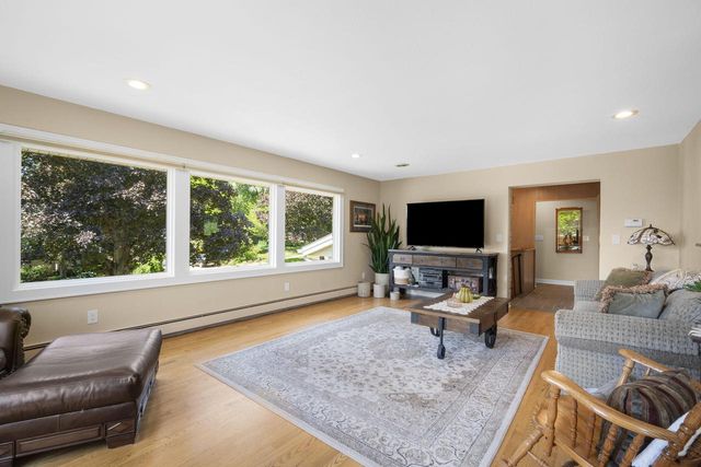 818 Badger LANE E, West Bend, WI 53095