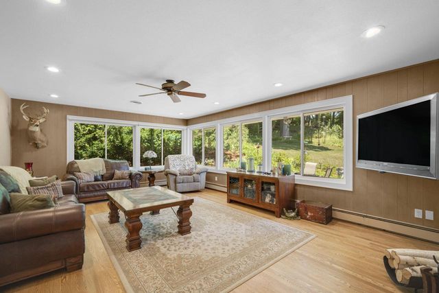 818 Badger LANE E, West Bend, WI 53095