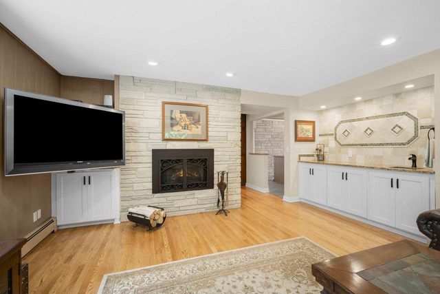818 Badger LANE E, West Bend, WI 53095