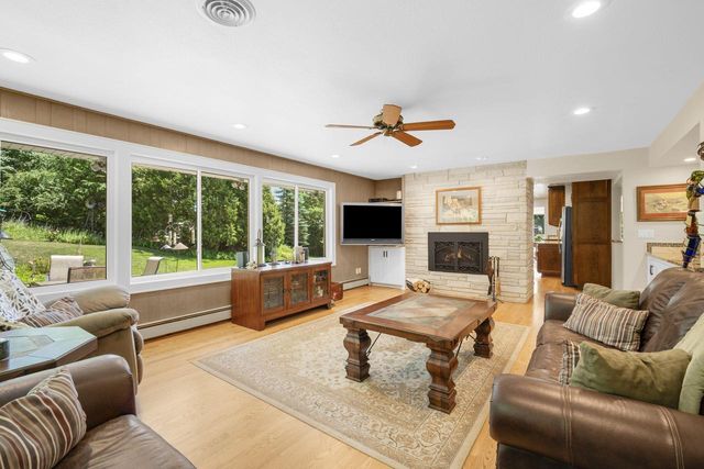 818 Badger LANE E, West Bend, WI 53095