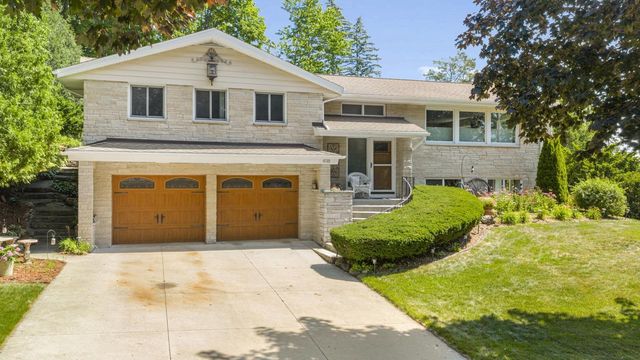 818 Badger LANE E, West Bend, WI 53095