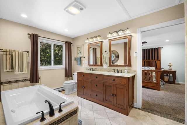 818 Badger LANE E, West Bend, WI 53095