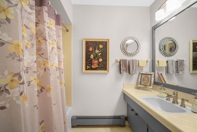 818 Badger LANE E, West Bend, WI 53095