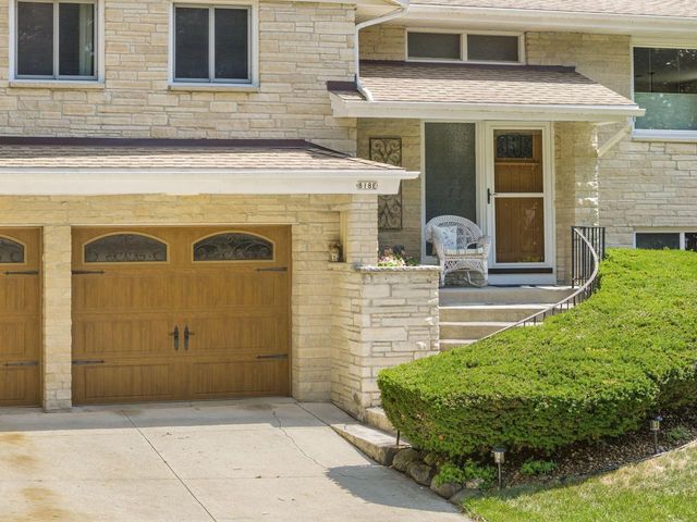 818 Badger LANE E, West Bend, WI 53095