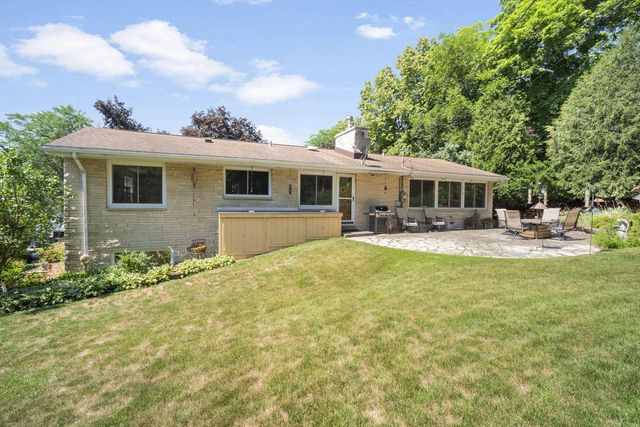 818 Badger LANE E, West Bend, WI 53095