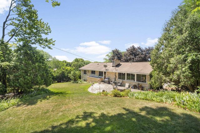 818 Badger LANE E, West Bend, WI 53095