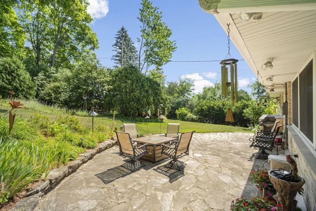 818 Badger LANE E, West Bend, WI 53095