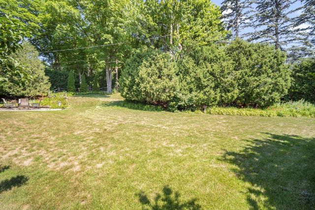 818 Badger LANE E, West Bend, WI 53095