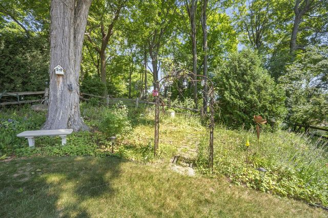 818 Badger LANE E, West Bend, WI 53095