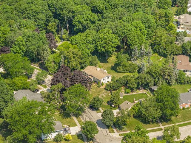 818 Badger LANE E, West Bend, WI 53095