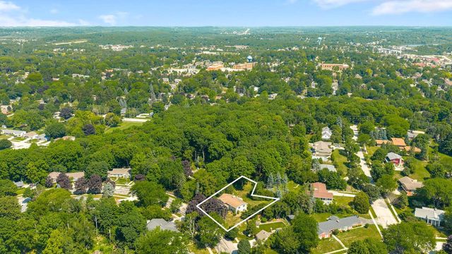 818 Badger LANE E, West Bend, WI 53095