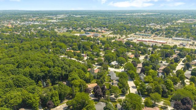 818 Badger LANE E, West Bend, WI 53095