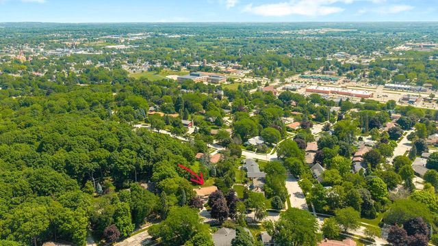 818 Badger LANE E, West Bend, WI 53095